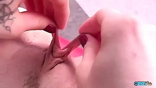 Belirli bir azgın kızın seksi solo egzersiz rutini ve ateşli mastürbasyon seansı