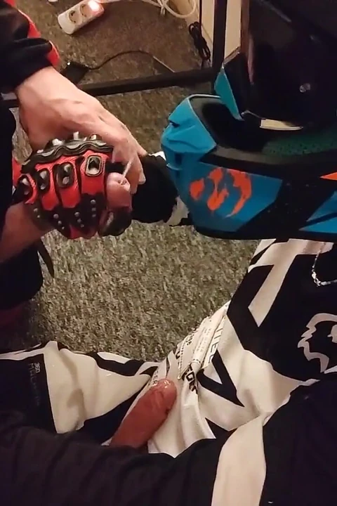 Motocross adam partneriyle seks yaptıktan sonra mastürbasyon yapıyor