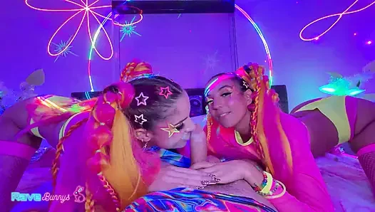 Sasha Tatcha ve Madison Steele Shine neon üçlü grup seks için vücut boyası içinde