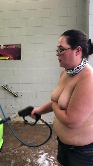 Oto yıkamada üstsüz