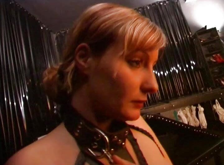 Efendi kölesini dominatrix'e getiriyor