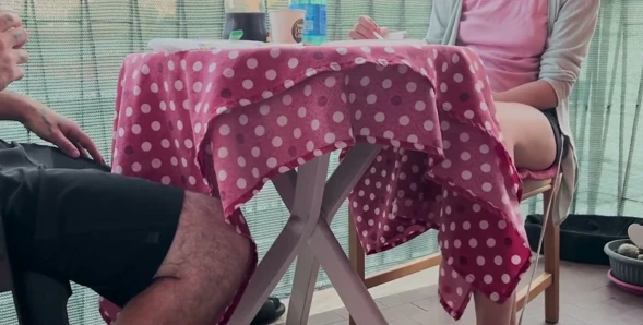 İtalyan çift derin dölleme yedikten sonra masanın altında sakso çekiyor bakış açısı