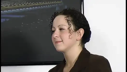 Azgın sürtük ilk randevusunda barda sikişiyor ve barmen de bir ikram alıyor!
