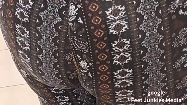 Büyük ve güzel ayaklarının arkasında n blue