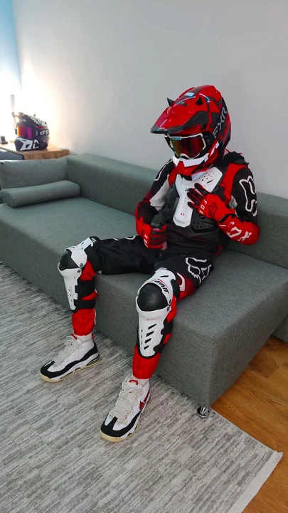 Motocross takım elbisesi giyerken nike spor ayakkabıları sikiyor