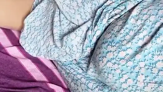 Sri Lankalı aktris Anne banyoda geceleri amcığı ve büyük doğal göğüsleriyle oynuyor