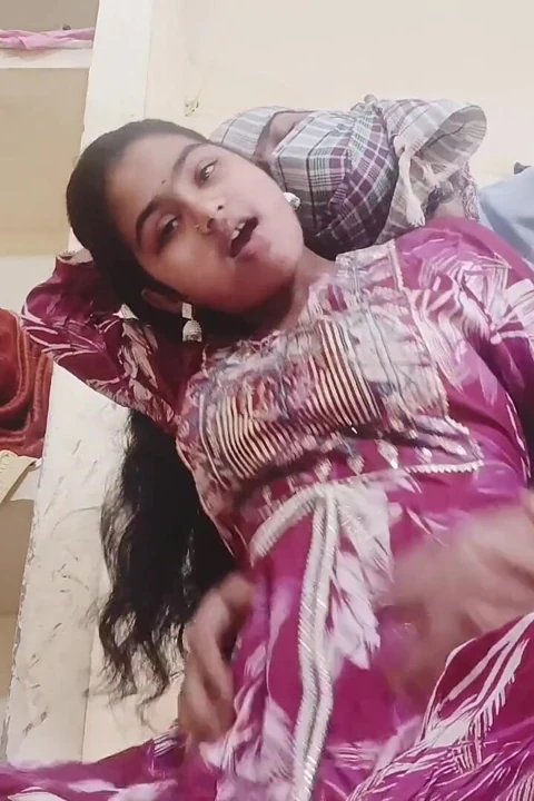 Desi bhabhi hot cogiendo en posición vaquera con su devar, sexo casero amateur y apasionado