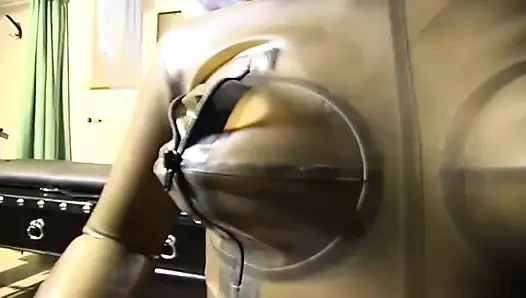 İtaatkar lateks evli kadın efendisinin bazı edepsiz şovlarına katılmayı seviyor