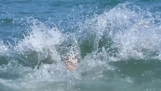 Sarışın plajdayken gerçekten azıyor ve sikişecek bir şey arıyor