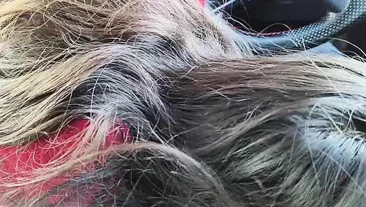 Kız arkadaş erkek arkadaşına arabada sakso çekiyor