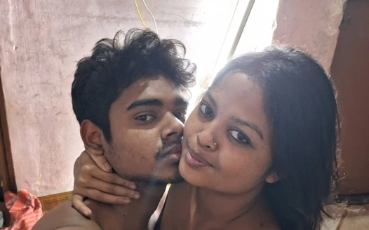 Evli kadın kocasını aldatıyor ve genç üvey erkek kardeşi tarafından sikiliyor