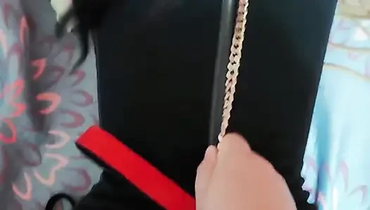 Küçük orospu çocuğunun burnu kancası var ve seks için kızı üstüne sıkıştırıyor
