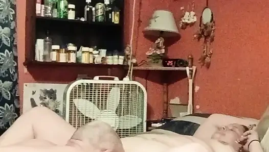 Boşalana kadar bana oral seks yapıyor ve devam ediyor