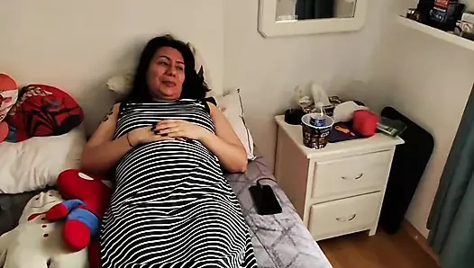 Xhamster'da canlı web kamerası şovunda ve vajinasıyla tıraşsız Riva bana muhteşem bir sakso çekiyor