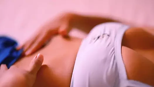 Garson ve garson sikişmek için daireye gidiyor.