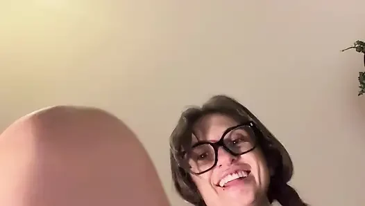Asosyal kız ayaklarını gösteriyor ve aptal oluyor
