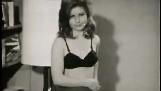 Ateşli klasik orta yaşlı seksi kadınlar şehvetli soyunuyor