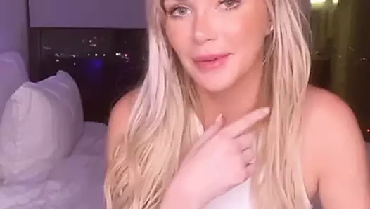 Azgın ABD'li orta yaşlı seksi kadın kendini sert sikiyor