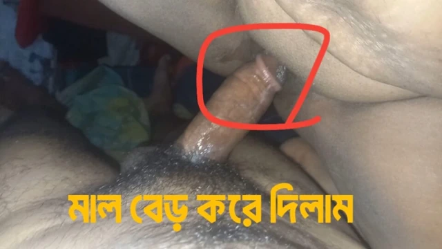 Onu siktim ve boşalıyor. Her zaman sikişmek için çıldırıyor, bu yüzden onu istediğim kadar siktim.