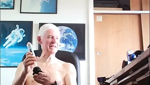 9 inç cam dildoyla oynuyor
