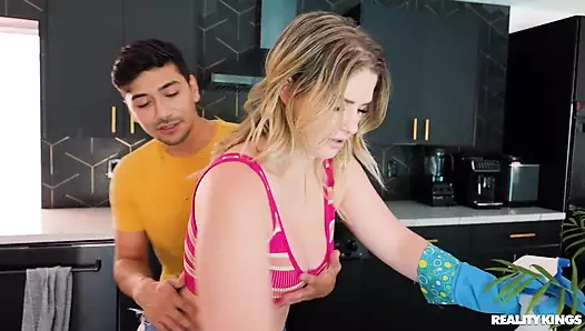 Orta yaşlı seksi kadın üniversitede duşta üçlü seks yapıyorlar - reality kings