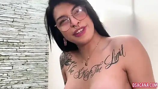 Dövmeli inek ve büyük penisli, poposunu Roludo'ya veriyor