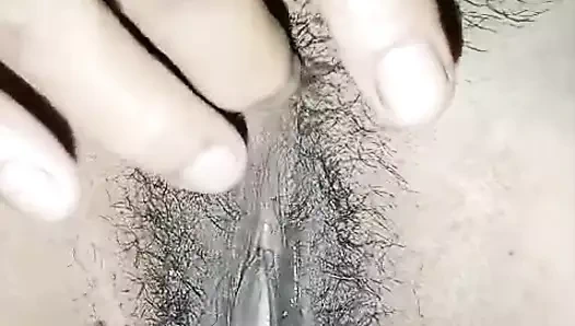 Hintli evli kadın amcığını gösteriyor