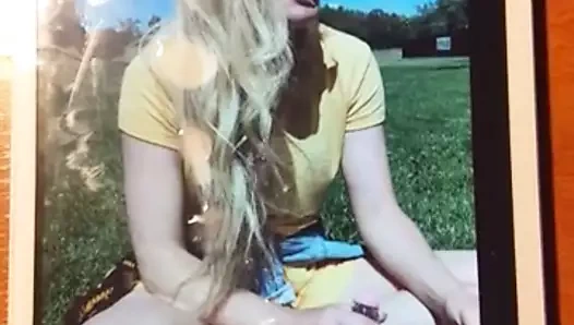 Cum üzerinde dik sarışın