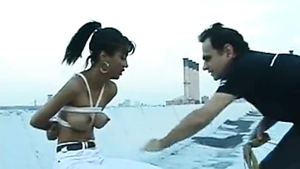 Sıcak görünümlü büyük baştankara Asya bağlı açık havada Başlarken ona göğüsleri sıkılmış ve alay