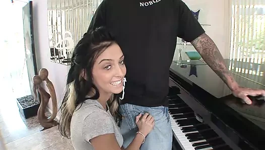 Stephanie kane sadece 18 yaşında ama sert bir çük için hazır