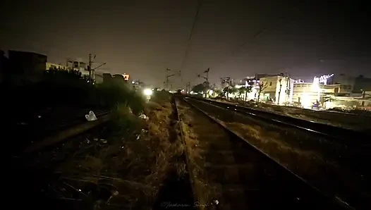 Üvey erkek kardeş büyük göğüslerini domaltarak alırken teris balkonunda üvey kız kardeşiyle seks yapıyor