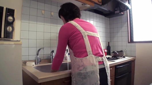 Karısının annesi ve damadı birlikte porno izlediklerinde heyecanlandılar...