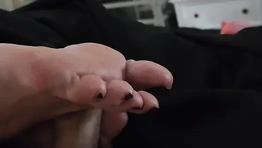 Orta yaşlı seksi kadın ayaklarını yarağa sürtüyor