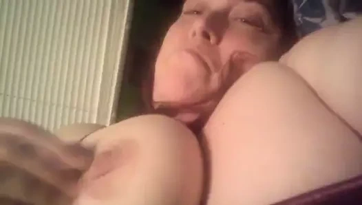 Göğüsleriyle oynuyor