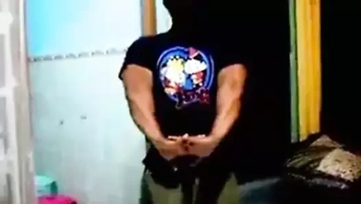 Endonezya vücut geliştirmeci çıplak poz ve mastürbasyon