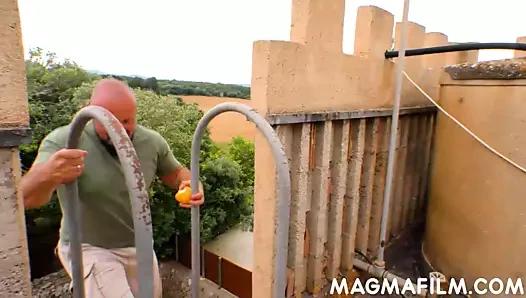 chubby MİLF ile kısa saç alma horoz açık havada