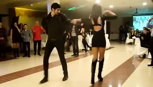 Çerkes kızı topuklu ve kısa elbiseyle dans ediyor