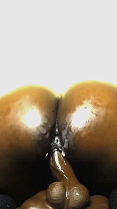 Скачка на чудовищном дилдо, долбит мою толстую мокрую киску кричащие сквиртующие оргазмы