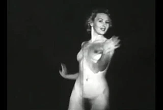 peçe ile sıcak sarışın dans (vintage 1940'ların pin-up)