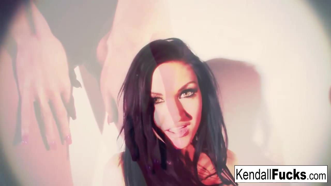 Kendall hisse senedi fetiş hissi ile seksi bir alay yapar