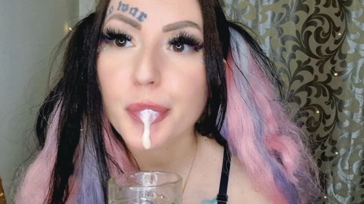 Fetişistler için tükürük ve dondurma. Tükürme fetişi/ yemek fetişi. Dominatrix Nika bardağın içine tükürüyor