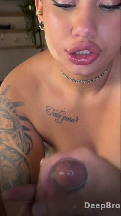 Seksi iri göğüslü latina tüm spermimi yutuyor