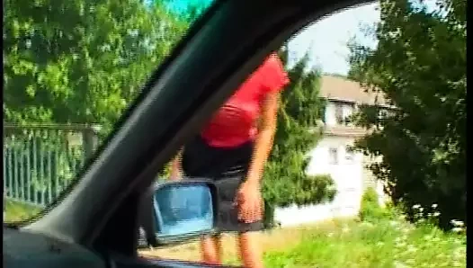 Rothaarige im feld mit Vibrator verwoehnt