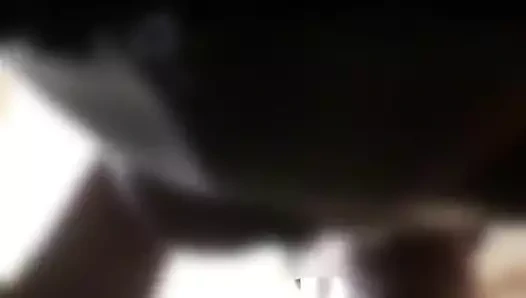 Seksi oral seks. Sikini çektikten sonra telefonumu sakladım. Bu büyük yaraktan kesinlikle büyük bir fındık emdi