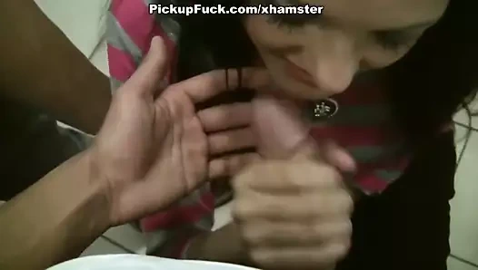 Azgın kız her şeyi gösterir ve iki adam için oral seks yapar