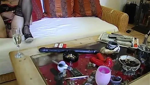 Azgın olgun fahişe çift dildo anal mastürbasyon yapıyor