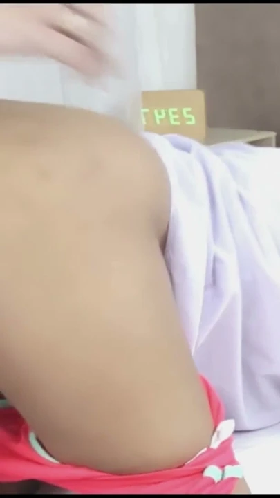 Sıkı amcıklı Taylandlı genç 18+ öğrenci odada inlerken dölleniyor | Klip 1