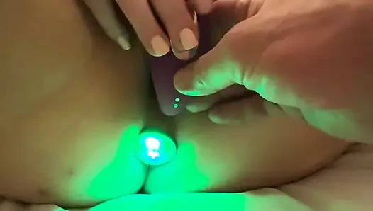 Açık gösteri popo tıkacı rektumundayken titreşen dildo amında
