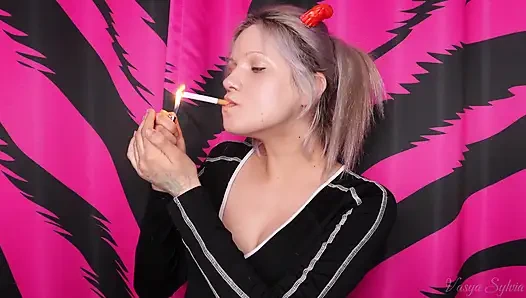 Harika bir sigara içiyorum ve kendime dokunuyorum!