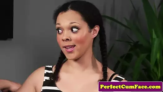 Kadın iç çamaşırı İngiliz bebek okşayarak çük arasında memeler